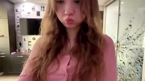Snapshot of willenasow chatting on 04/16/26, 03:35 Olivia online show from 04/16/26, 03:35