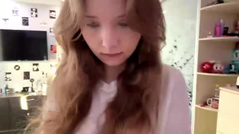 Snapshot of willenasow chatting on 04/19/26, 03:22 Olivia online show from 04/19/26, 03:22