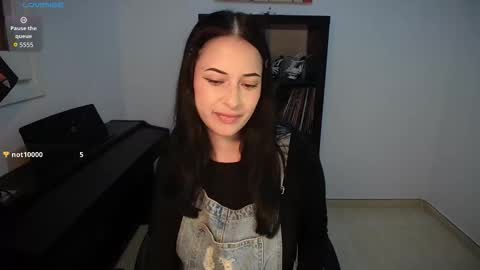 Snapshot of windy_butterfly chatting on 10/13/25, 06:19 Sara online show from 10/13/25, 06:19