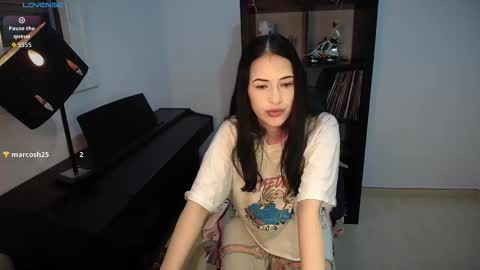 Snapshot of windy_butterfly chatting on 10/23/25, 06:23 Sara online show from 10/23/25, 06:23
