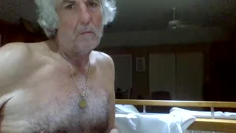 Snapshot of winedog2020 chatting on 04/12/26, 01:54 Gundja Man online show from 04/12/26, 01:54