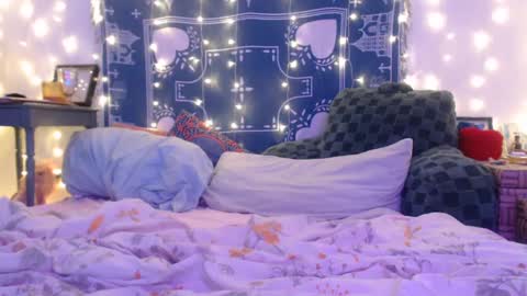 Snapshot of wingardiumleveveosa chatting on 12/12/24, 03:43 Eevie online show from 12/12/24, 03:43