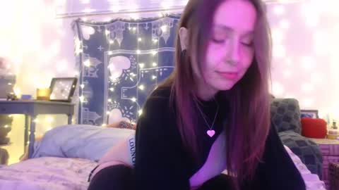 Snapshot of wingardiumleveveosa chatting on 12/14/24, 01:28 Eevie online show from 12/14/24, 01:28