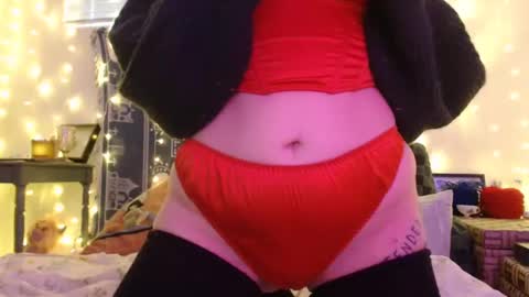 Snapshot of wingardiumleveveosa chatting on 12/25/24, 11:10 Eevie online show from 12/25/24, 11:10