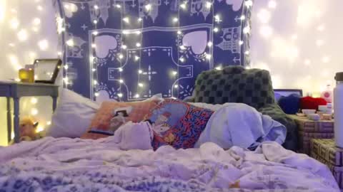 Snapshot of wingardiumleveveosa chatting on 01/03/25, 04:33 Eevie online show from 01/03/25, 04:33