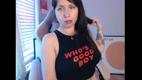 Snapshot of wingardiumleveveosa chatting on 09/22/25, 11:18 Eevie online show from 09/22/25, 11:18