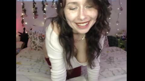 Snapshot of wingardiumleveveosa chatting on 04/28/26, 01:37 Eevie online show from 04/28/26, 01:37