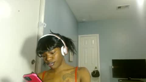 Snapshot of wishhwashy22 chatting on 02/16/25, 05:15 Chanel online show from 02/16/25, 05:15