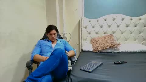 Snapshot of wiston_cox chatting on 02/12/26, 12:44 Wiston online show from 02/12/26, 12:44