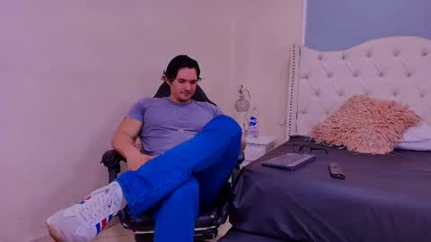 Snapshot of wiston_cox chatting on 03/20/26, 02:11 Wiston online show from 03/20/26, 02:11