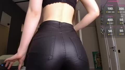 Snapshot of withlovebella chatting on 04/17/26, 04:21 Isobelle online show from 04/17/26, 04:21