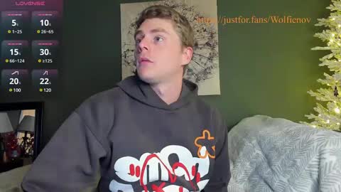 Snapshot of wolfiell chatting on 01/10/25, 02:46 Wolfienov online show from 01/10/25, 02:46