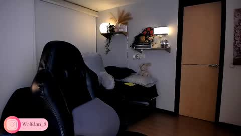 Snapshot of wolfsfoster chatting on 09/18/25, 03:30 online show from 09/18/25, 03:30