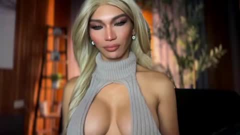 Snapshot of womanofyourdesire_ts chatting on 06/22/26, 03:25 Julia online show from 06/22/26, 03:25