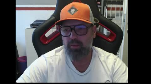 Snapshot of womenizzeer chatting on 11/05/25, 07:30 Adam online show from 11/05/25, 07:30