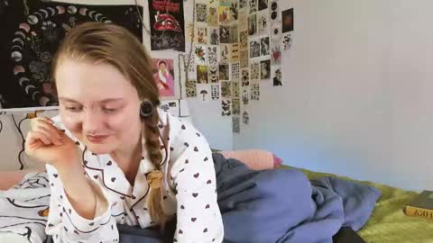 Snapshot of wonderconnie chatting on 09/28/25, 02:22 wonderconnie online show from 09/28/25, 02:22