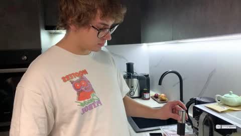 Snapshot of woods_jerk chatting on 10/27/25, 06:23 Mitya online show from 10/27/25, 06:23