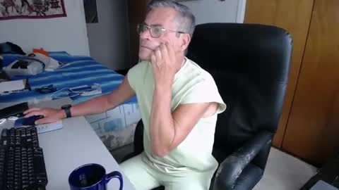 Snapshot of worldlarge chatting on 12/29/24, 02:21 Large one online show from 12/29/24, 02:21