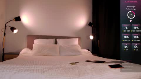 Snapshot of wow_peach_girl chatting on 12/17/25, 01:55 Liza online show from 12/17/25, 01:55