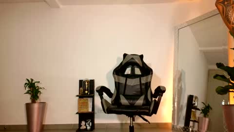 Snapshot of wyatt_rose chatting on 10/16/25, 01:06 wyatt online show from 10/16/25, 01:06