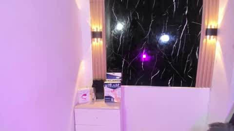 Snapshot of wyatt_rose chatting on 10/31/25, 04:02 wyatt online show from 10/31/25, 04:02