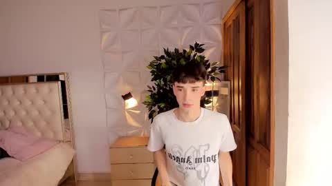 Snapshot of wyatt_rose chatting on 11/06/25, 07:59 wyatt online show from 11/06/25, 07:59