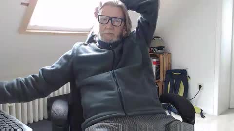 Snapshot of wyattearp64 chatting on 11/18/25, 12:42 WyattEarp64 online show from 11/18/25, 12:42