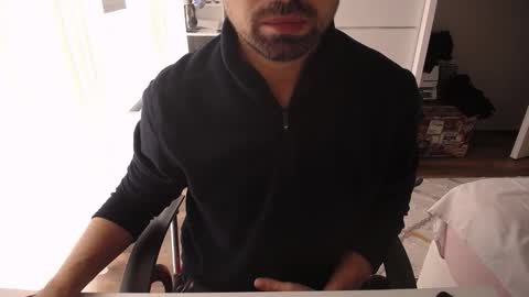 Snapshot of x_____0_____x chatting on 10/15/25, 11:43 Mr. Lonely online show from 10/15/25, 11:43