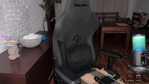 Snapshot of x_nirvana_x chatting on 04/10/26, 05:23 LOVE NERDS ONLY online show from 04/10/26, 05:23