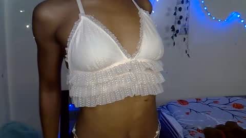 Snapshot of xalia_caramel chatting on 11/19/25, 02:33 Alexa online show from 11/19/25, 02:33