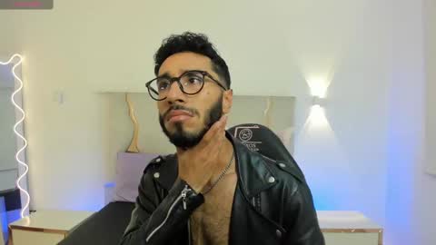 Snapshot of xander_tay chatting on 12/19/24, 09:17 ISSANDER online show from 12/19/24, 09:17