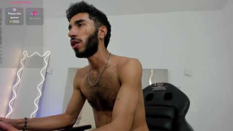 Snapshot of xander_tay chatting on 01/03/25, 01:48 ISSANDER online show from 01/03/25, 01:48