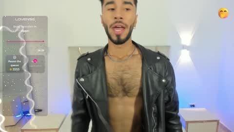 Snapshot of xander_tay chatting on 01/14/25, 08:37 ISSANDER online show from 01/14/25, 08:37