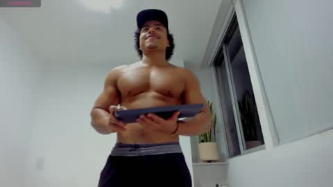 Snapshot of xavier_colleman chatting on 11/05/25, 01:05 Xavier online show from 11/05/25, 01:05