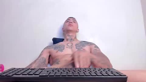 Snapshot of xavier_days chatting on 11/04/25, 10:42 sebas online show from 11/04/25, 10:42