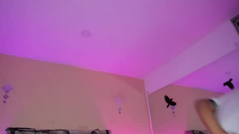 Snapshot of xavier_fox__ chatting on 10/18/25, 03:42 xavier fox   online show from 10/18/25, 03:42