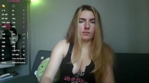 Snapshot of xcharlottexeuphoriax chatting on 10/17/25, 08:33  charlotte euphoria  online show from 10/17/25, 08:33