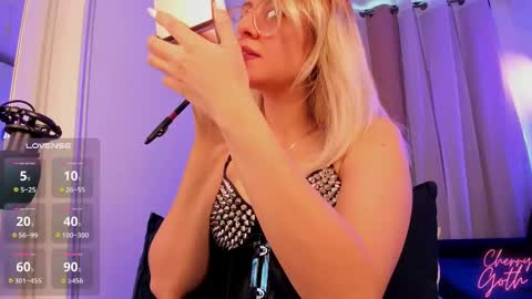 Snapshot of xcherrygoth chatting on 10/13/25, 01:22 Cherry Goth online show from 10/13/25, 01:22