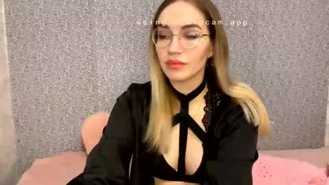 Snapshot of xelindria chatting on 12/20/25, 01:34 Helen online show from 12/20/25, 01:34