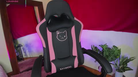 Snapshot of xemily_hardy chatting on 10/15/25, 10:43 Kanae. online show from 10/15/25, 10:43