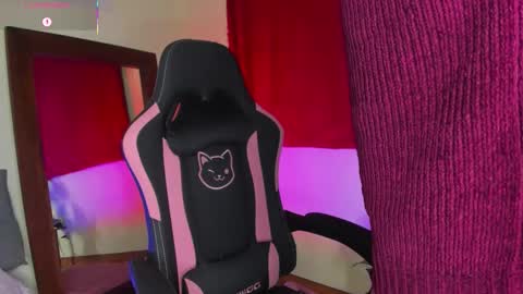 Snapshot of xemily_hardy chatting on 10/20/25, 01:17 Kanae. online show from 10/20/25, 01:17