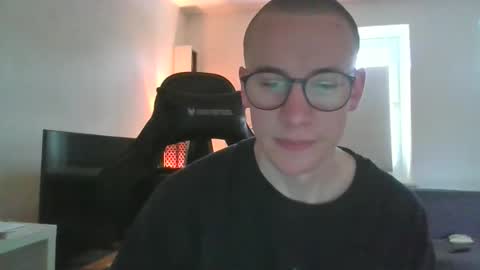 Snapshot of xhenno chatting on 03/28/26, 09:53 xhenno online show from 03/28/26, 09:53