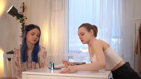 Snapshot of xiaobrunscheen chatting on 11/08/25, 04:12 Luna and Lina online show from 11/08/25, 04:12