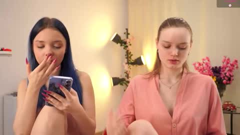 Snapshot of xiaobrunscheen chatting on 11/09/25, 04:22 Luna and Lina online show from 11/09/25, 04:22