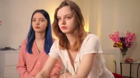 Snapshot of xiaobrunscheen chatting on 11/10/25, 04:11 Luna and Lina online show from 11/10/25, 04:11