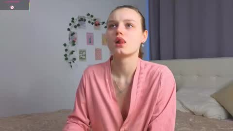 Snapshot of xiaobrunscheen chatting on 11/29/25, 04:15 Luna and Lina online show from 11/29/25, 04:15