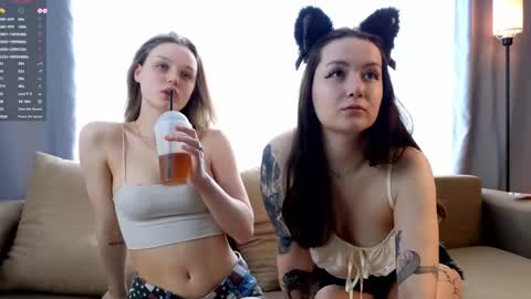 Snapshot of xiaobrunscheen chatting on 04/13/26, 04:07 Luna and Lina online show from 04/13/26, 04:07