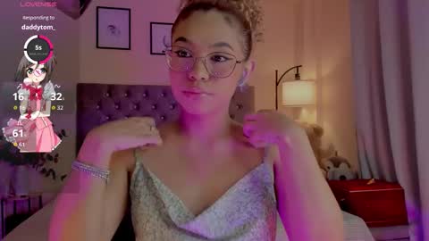 Snapshot of ximena_sotto1 chatting on 11/12/25, 08:19 camila online show from 11/12/25, 08:19