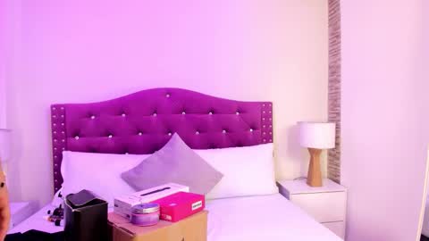 Snapshot of ximena_vasquez8 chatting on 10/21/25, 03:18 Xime online show from 10/21/25, 03:18