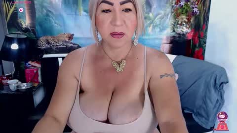 Snapshot of xiomystone chatting on 11/18/25, 12:20 XIOMY give LIKE on my page online show from 11/18/25, 12:20